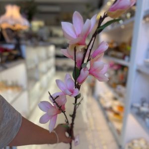 گل مصنوعی مدل شاخه مگنولیا 8 گل کد1345